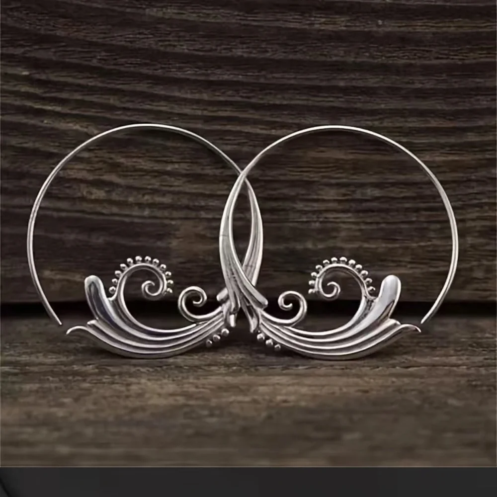 Exquisite Silver Hoop Embellished With Delicate Carved Leaf Vintage Hoops - Picture 1 of 6